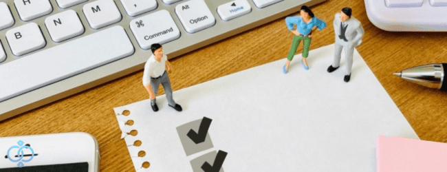 企業調査の追加料金や契約前に確認すべき注意点について、チェックリストで項目を確認するイメージ。