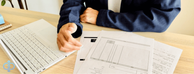 企業調査の費用相場と内訳について、担当者が書類をもとに見積もり内容を説明している様子。