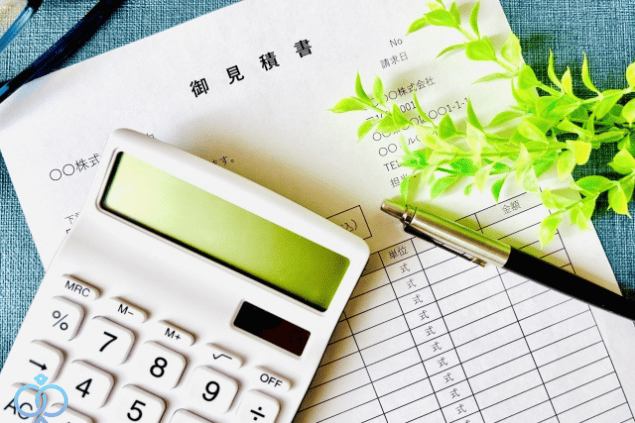 企業調査にかかる費用と相場について、見積書と電卓を使って料金の目安を確認するイメージ。