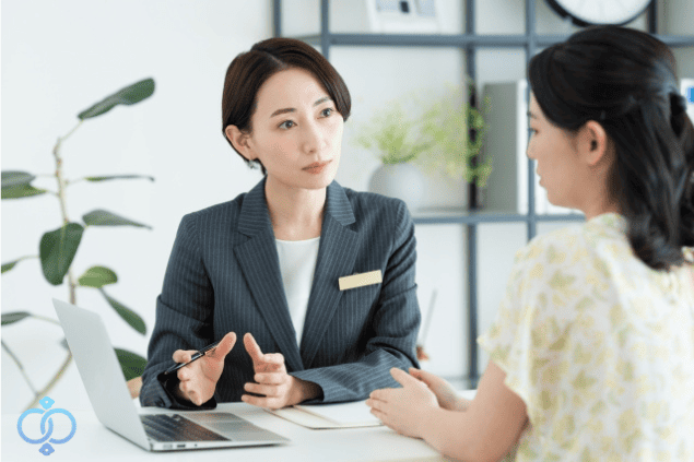 探偵の調査結果をもとに相談員と今後の対応を話し合っている様子