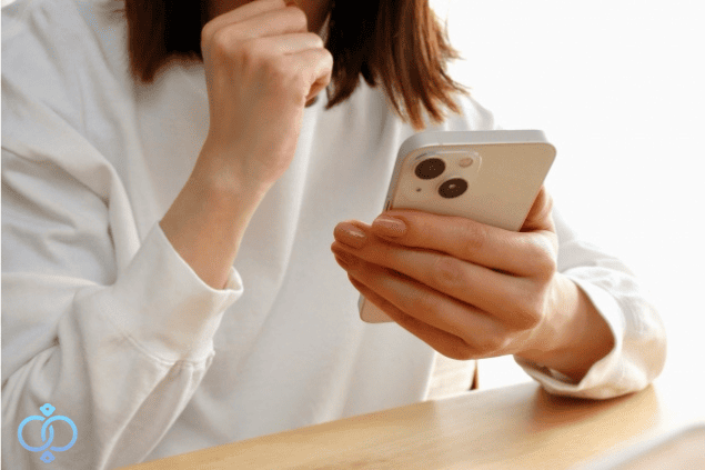 探偵の調査開始後にスマホで連絡や報告を確認している女性の様子