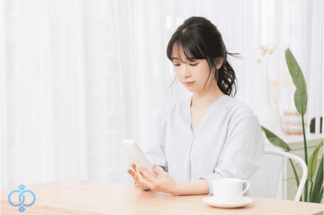 初めて探偵に依頼する方がスマホで無料相談を検討している様子