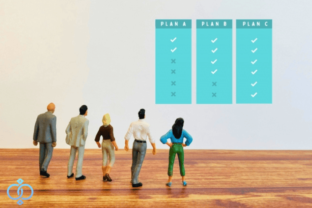 企業調査で後悔しない興信所選びのポイントについて、複数のプランやチェック項目を比較して判断するイメージ。