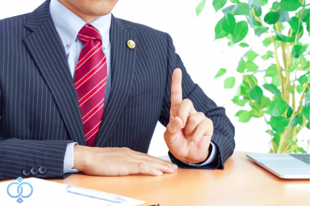 無断GPS設置の違法リスクについて法律上の注意点を説明する弁護士のイメージ