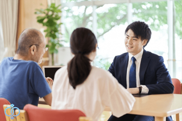 高齢の親の見守りについて家族だけでは判断が難しい場面で、相談員に状況を相談している様子