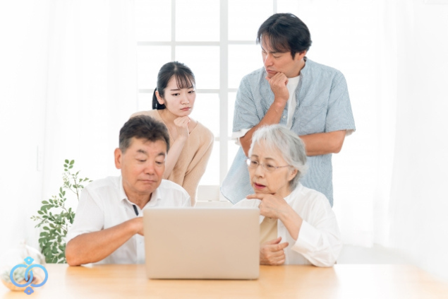 高齢の親に見守りを監視と感じさせないよう、家族が画面を見ながら説明している様子