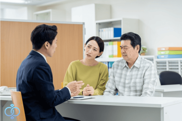 高齢の親に見守りを拒否されたあと、家族が次の選択肢について相談している様子