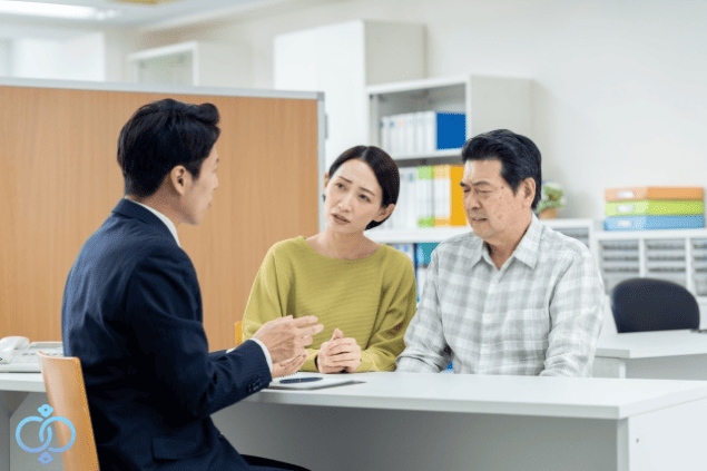 高齢の親の見守りについて家族が相談員に相談している様子