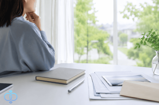 人探しアプリで得た手がかりを整理したあと、次の一歩を落ち着いて考えているイメージ