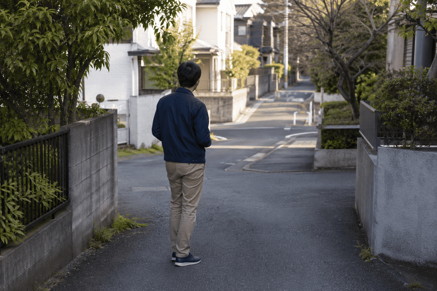 認知症の行方不明者の移動経路を住宅街で確認する福一調査会の調査員