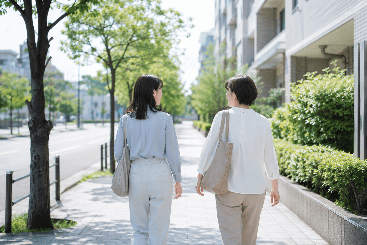 信頼できる人と歩きながら安全な日常へ進む女性
