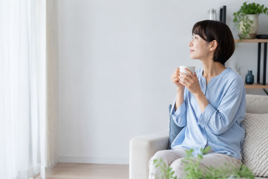 近所や隣人からの嫌がらせについて相談を考える女性