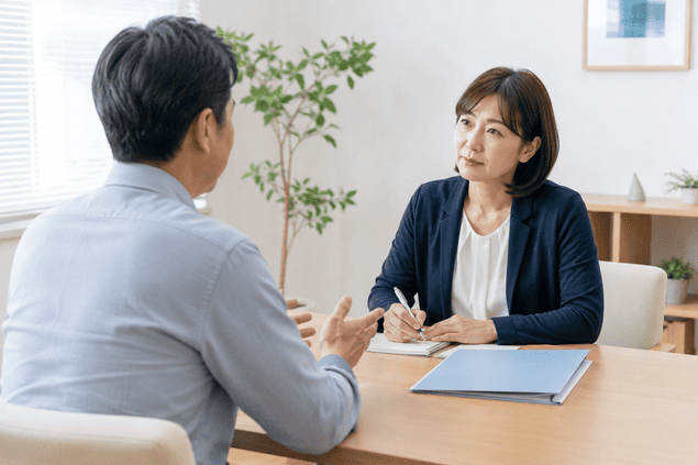 お金を貸した相手と連絡が取れず、相談先について専門家に話をする男性