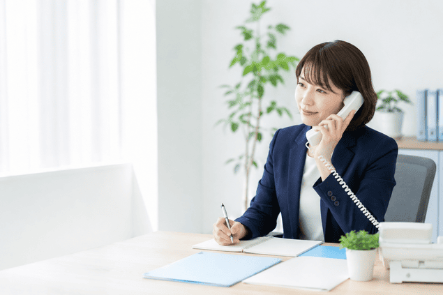 近所や隣人からの嫌がらせについて相談を考える女性