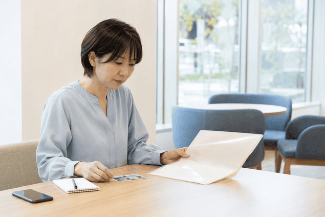 人探し掲示板で見つからず次の相談方法を考える女性