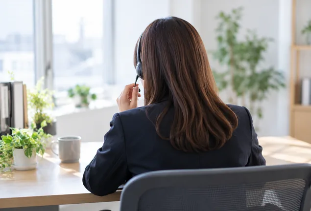 住所特定調査の費用や調査方法について問い合わせに対応する相談スタッフのイメージ
