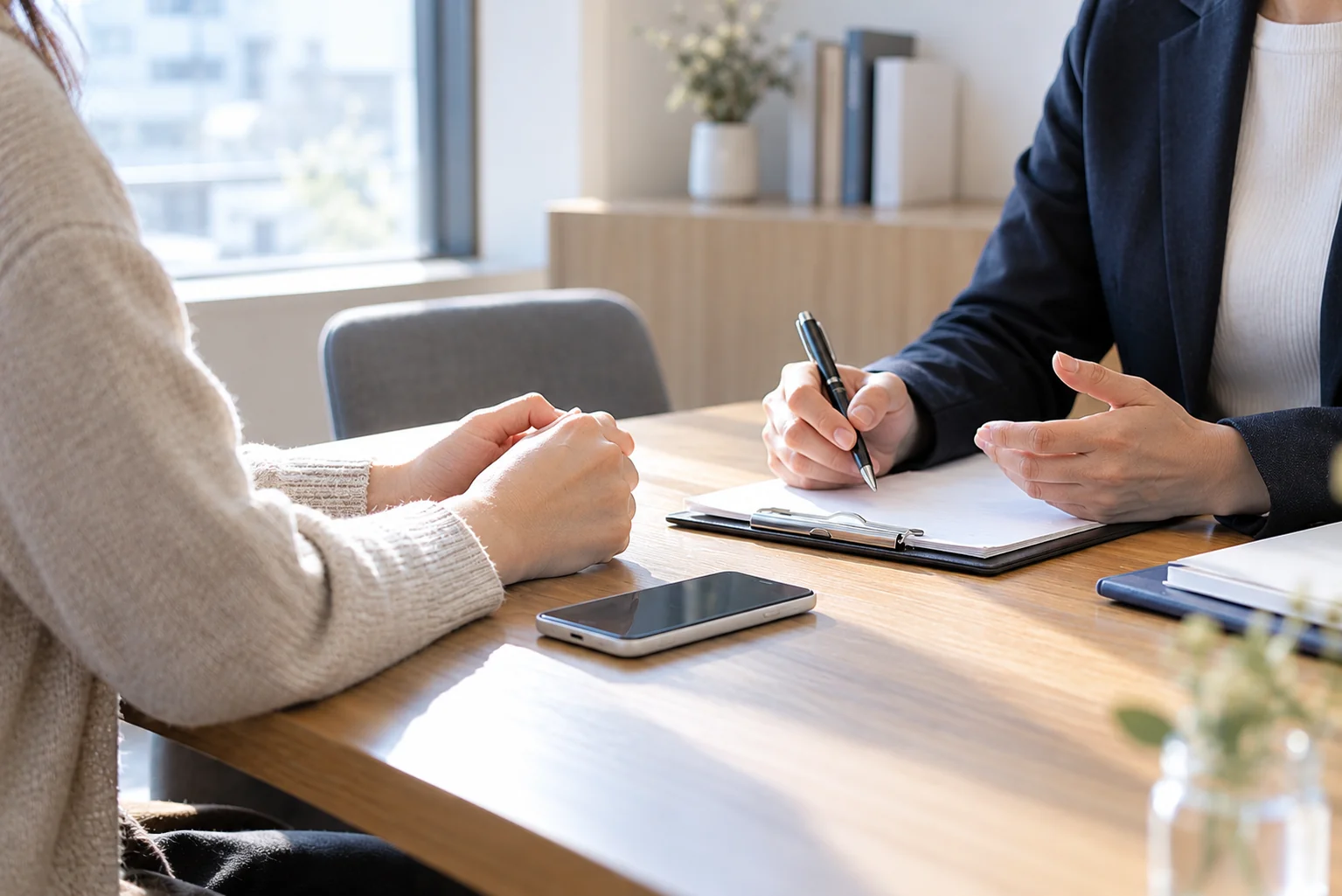 息子と連絡が取れない悩みについて、相談者と調査スタッフが話し合う様子